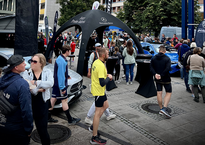Dieses Bild zeigt Impressionen vom Autohaus Peter Stand mit vielen Besuchern während des Events.