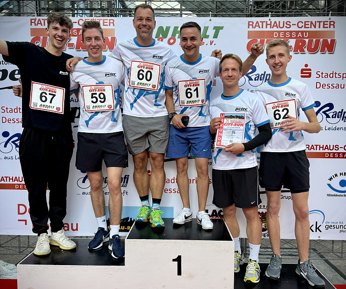 Bild zeigt das #TeamPeter nach dem Firmenlauf auf dem Podest.