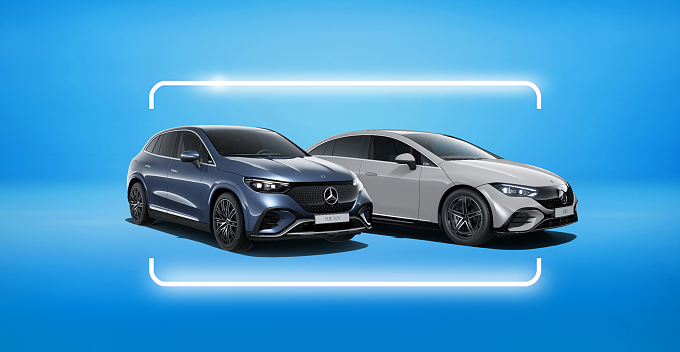 2 vollelektrische Modelle von Mercedes-Benz vor neutralem blauen Hintergrund. 