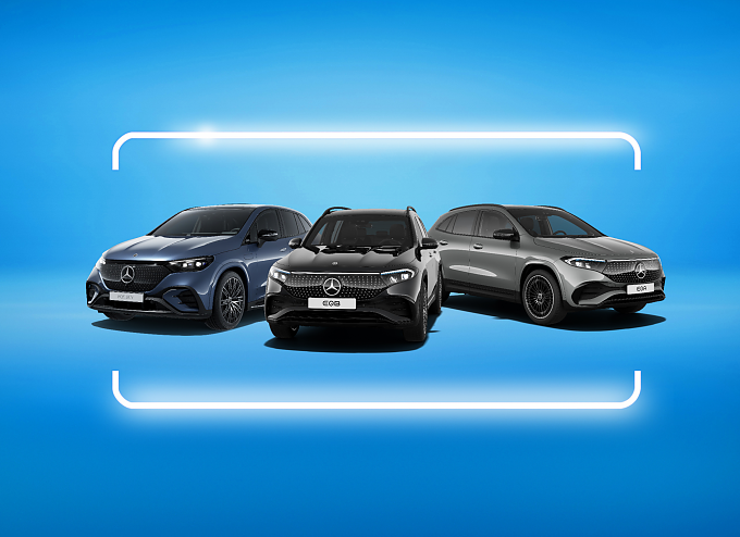 3 vollelektrische Modelle von Mercedes-Benz vor neutralem blauen Hintergrund. 