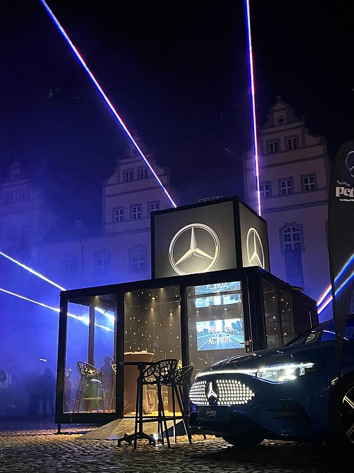 Trotz einer atemberaubenden Lasershow sorgte sowohl unser Event-Cube und auch der neue CLA für einen imposanten Auftritt.