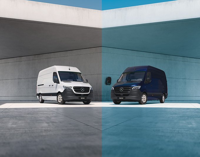 Sprinter und eSprinter stehen sich in einem urbanen Umfeld gegenüber. Der eSprinter ist leicht blau eingefärbt.