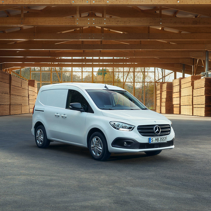 Citan und eCitan stehen sich in einem urbanen Umfeld gegen&uuml;ber. Der eCitan Hintergrund ist leicht blau eingef&auml;rbt.