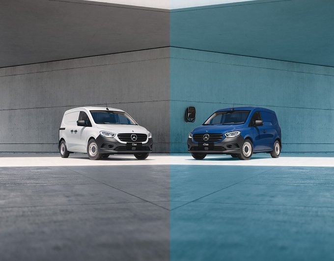 Citan und eCitan stehen sich in einem urbanen Umfeld gegenüber. Der eCitan Hintergrund ist leicht blau eingefärbt.