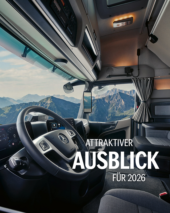 Das Bild zeigt das Interieur des Mercedes-Benz Actros L mit einem modernen Cockpit und Blick auf eine Berglandschaft durch das Fenster.