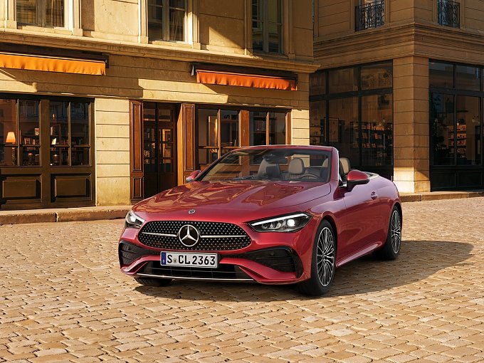 rotes CLE Cabriolet, im Hintergrund malerischen Altstadtflair 