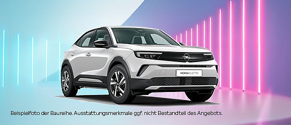 Wei&szlig;er Opel Mokka Elektro steht in Studio mit Neonlichtst&auml;ben, angeschlossen an Ladekabel. Hinweis im Bild: Beispielabbildung, Ausstattung kann abweichen.