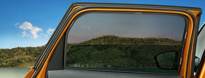 Sonnenschutzblende an hinterem Autofenster montiert.