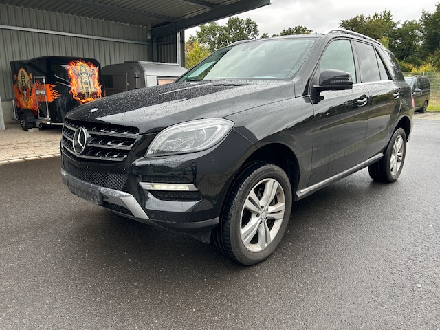 Mercedes-Benz ML 350 4M /19/7G/ILS/Schiebedach/Distronic/AHK/ Mercedes-Benz ML 350 4M /19/7G/ILS/Schiebedach/Distronic/AHK/