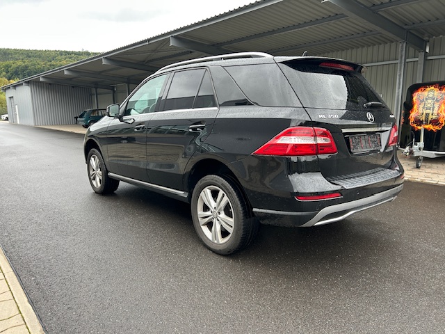 Mercedes-Benz ML 350 4M /19/7G/ILS/Schiebedach/Distronic/AHK/ Mercedes-Benz ML 350 4M /19/7G/ILS/Schiebedach/Distronic/AHK/