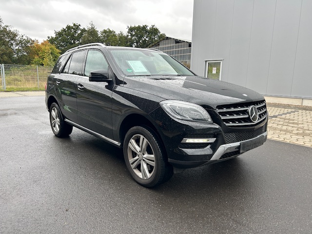 Mercedes-Benz ML 350 4M /19/7G/ILS/Schiebedach/Distronic/AHK/ Mercedes-Benz ML 350 4M /19/7G/ILS/Schiebedach/Distronic/AHK/