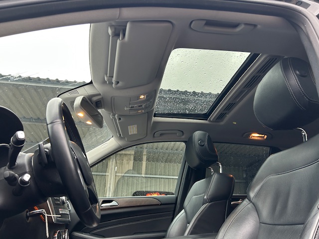 Mercedes-Benz ML 350 4M /19/7G/ILS/Schiebedach/Distronic/AHK/ Mercedes-Benz ML 350 4M /19/7G/ILS/Schiebedach/Distronic/AHK/