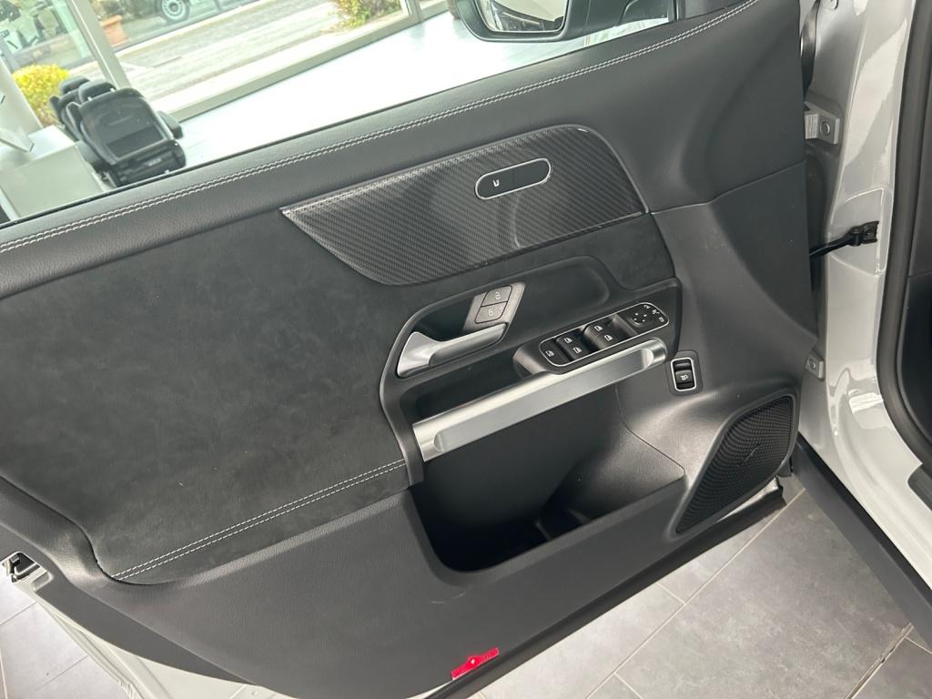 Mercedes-Benz GLB 200 d 4MATIC AMG-LINE/STYLING+MULTIBEAM+MBUX Mercedes-Benz GLB 200 d 4MATIC AMG-LINE/STYLING+MULTIBEAM+MBUX