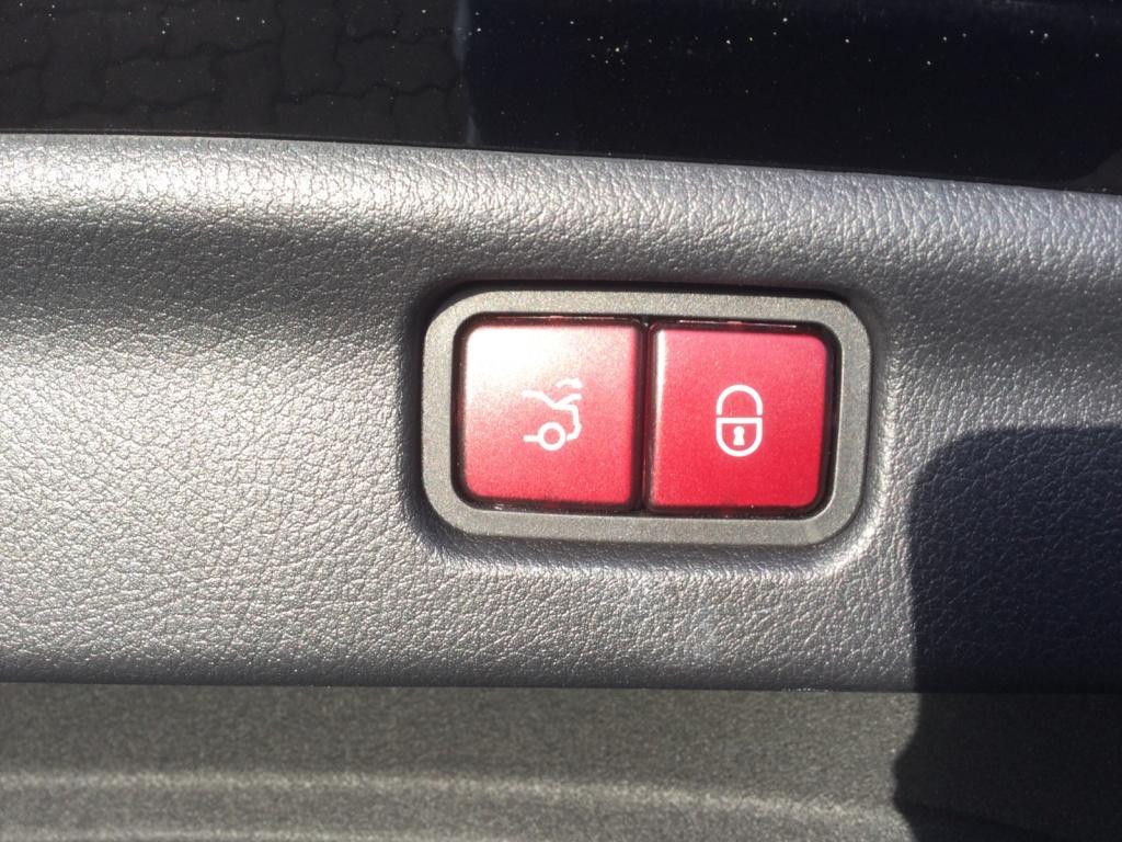 Mercedes-Benz C 300 e AMG, AHV, Panoramdach Mercedes-Benz C 300 e AMG, AHV, Panoramdach