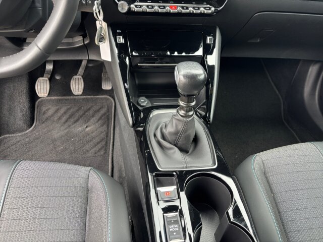 Peugeot 2008 Allure Pack 130 Navi+SH+Kamera+LED Peugeot 2008 Allure Pack 130 Navi+SH+Kamera+LED