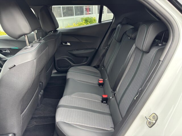 Peugeot 2008 Allure Pack 130 Navi+SH+Kamera+LED Peugeot 2008 Allure Pack 130 Navi+SH+Kamera+LED