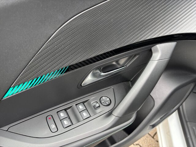 Peugeot 2008 Allure Pack 130 Navi+SH+Kamera+LED Peugeot 2008 Allure Pack 130 Navi+SH+Kamera+LED