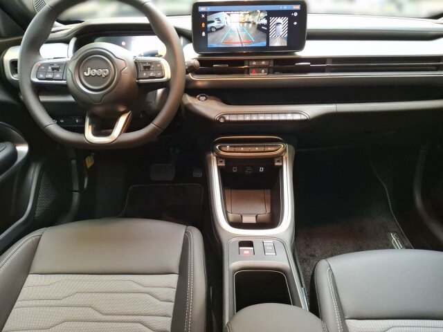 Jeep Avenger 4xe Upland 1.2l T3 eAWD (107 kW/145 PS) Jeep Avenger 4xe Upland 1.2l T3 eAWD (107 kW/145 PS)