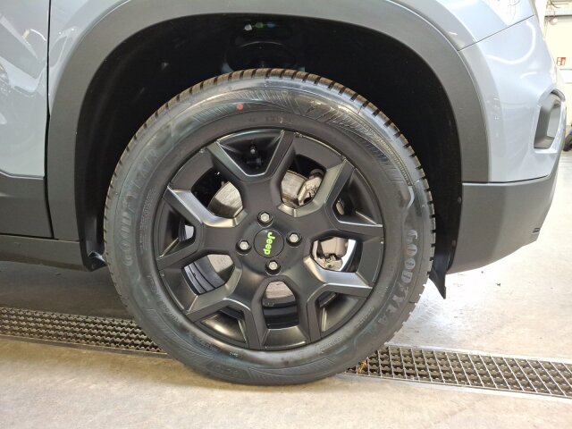 Jeep Avenger 4xe Upland 1.2l T3 eAWD (107 kW/145 PS) Jeep Avenger 4xe Upland 1.2l T3 eAWD (107 kW/145 PS)