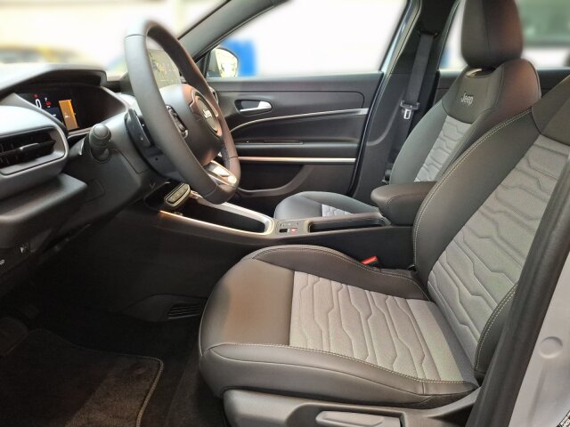 Jeep Avenger 4xe Upland 1.2l T3 eAWD (107 kW/145 PS) Jeep Avenger 4xe Upland 1.2l T3 eAWD (107 kW/145 PS)