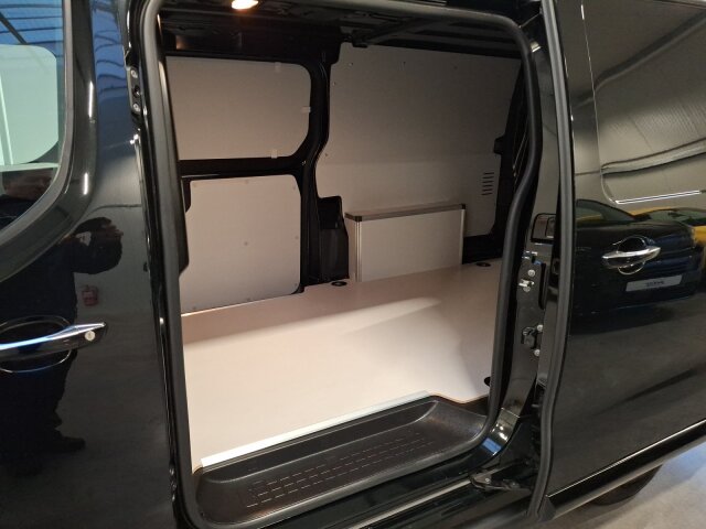 Opel Vivaro Cargo 2.0 D L Elegance 3-Sitzer Automatik Frontbügel Navi 177PS Opel Vivaro Cargo 2.0 D L Elegance 3-Sitzer Automatik Frontbügel Navi 177PS