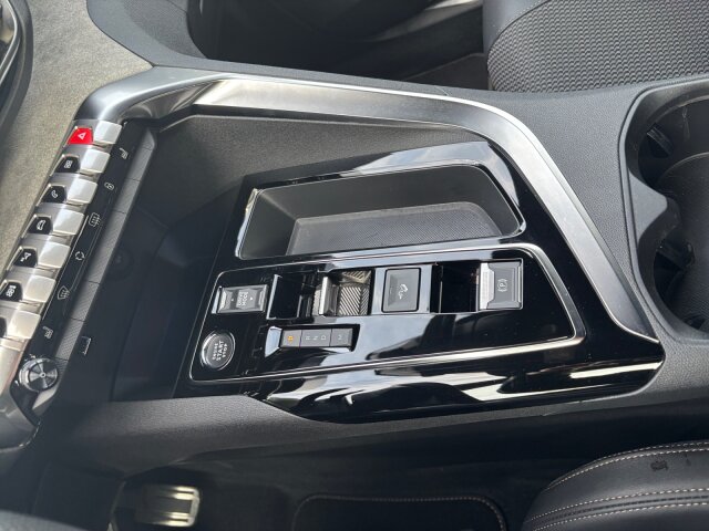 Peugeot 3008 1.2 PT 130 GT EAT8 Navi+Grip+SHZ+kamera Peugeot 3008 1.2 PT 130 GT EAT8 Navi+Grip+SHZ+kamera