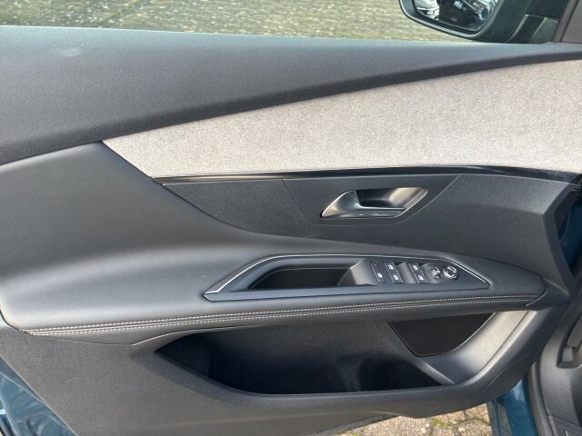 Peugeot 3008 1.2 PT 130 GT EAT8 Navi+Grip+SHZ+kamera Peugeot 3008 1.2 PT 130 GT EAT8 Navi+Grip+SHZ+kamera