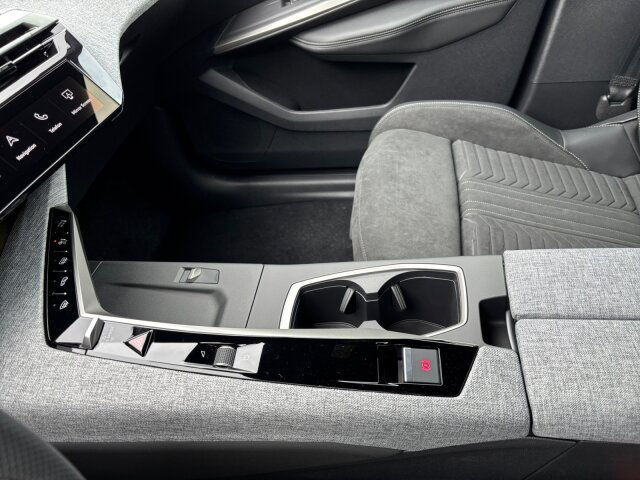 Peugeot E-3008 GT 210 74kW +11kWOBC+Navi+SHZ Peugeot E-3008 GT 210 74kW +11kWOBC+Navi+SHZ