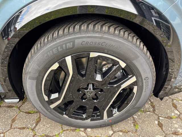 Peugeot E-3008 GT 210 74kW +11kWOBC+Navi+SHZ Peugeot E-3008 GT 210 74kW +11kWOBC+Navi+SHZ