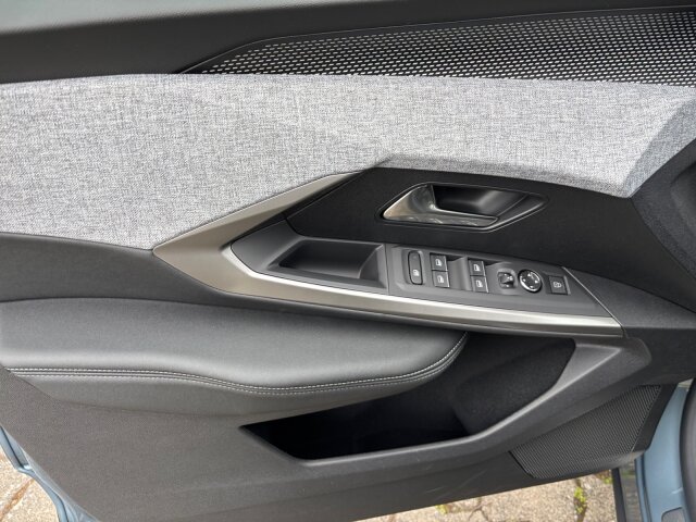 Peugeot E-3008 GT 210 74kW +11kWOBC+Navi+SHZ Peugeot E-3008 GT 210 74kW +11kWOBC+Navi+SHZ