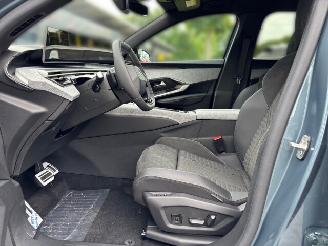 Peugeot E-3008 GT 210 74kW +11kWOBC+Navi+SHZ Peugeot E-3008 GT 210 74kW +11kWOBC+Navi+SHZ