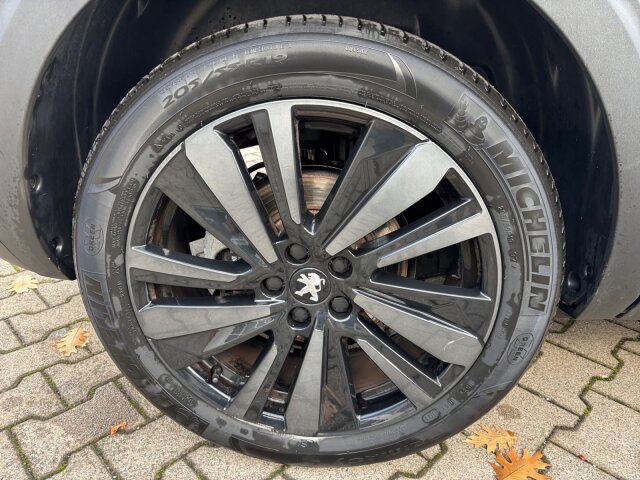 Peugeot 5008 GT BHDi 130 EAT8 +Kamera+LED+Pano-Dach+Navi Peugeot 5008 GT BHDi 130 EAT8 +Kamera+LED+Pano-Dach+Navi