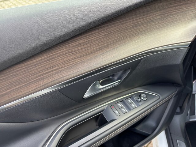 Peugeot 5008 GT BHDi 130 EAT8 +Kamera+LED+Pano-Dach+Navi Peugeot 5008 GT BHDi 130 EAT8 +Kamera+LED+Pano-Dach+Navi