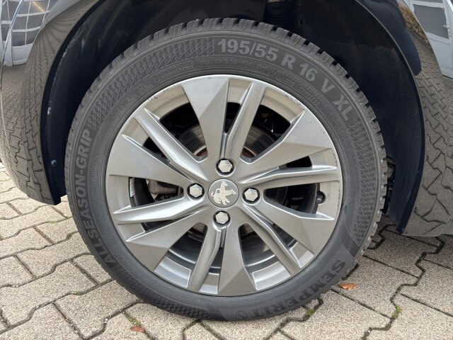 Peugeot e208 Allure 136 +11 KW OBC+LED+EPH+SHZ+ Peugeot e208 Allure 136 +11 KW OBC+LED+EPH+SHZ+