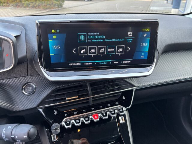 Peugeot e208 136 Allure Pack 11 KW Charger+Navi+SHZ+EPH Peugeot e208 136 Allure Pack 11 KW Charger+Navi+SHZ+EPH