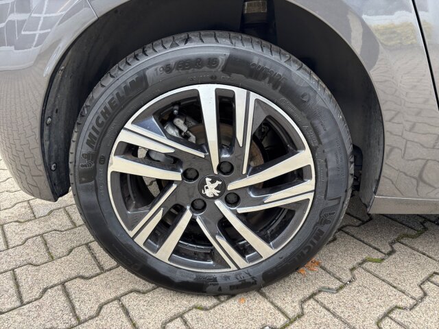 Peugeot 208 Allure Pack 100 +Kamera+Nai+SHZ+EPH+ Peugeot 208 Allure Pack 100 +Kamera+Nai+SHZ+EPH+